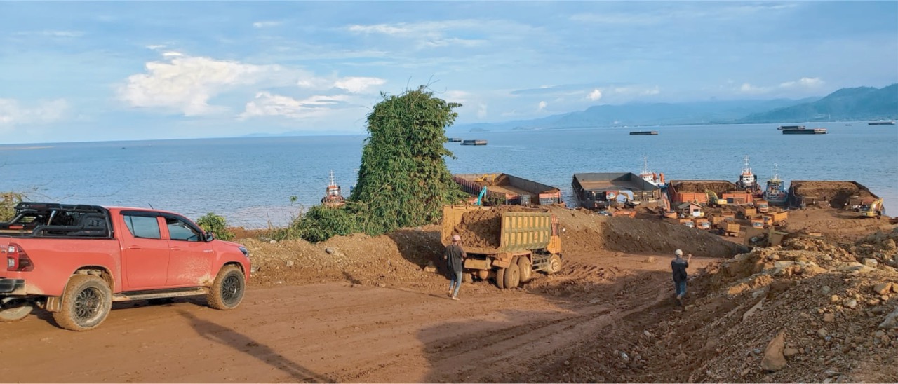 Area pertambangan nickel ore dengan armada hauling