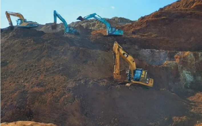 Pemuatan material dengan excavator